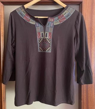 Camiseta mujer marrón con bordado