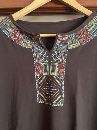 Camiseta mujer marrón con bordado