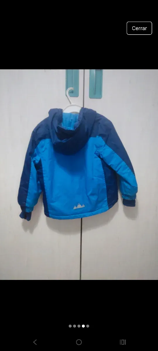 Chaquetón infantil azul y chaquetón infantil negro