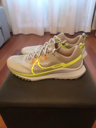 Nike React Pegasus Trail 4 Hombre Gris/Amarillo