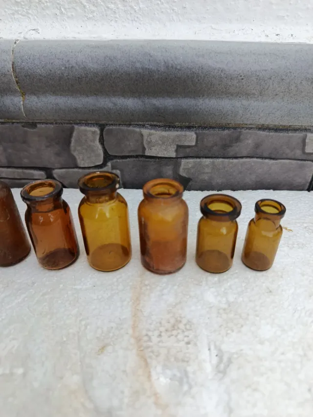 Antichi barattoli di medicina in vetro