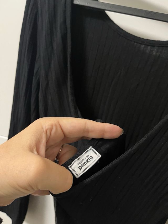 Camiseta negra espalda descubierta