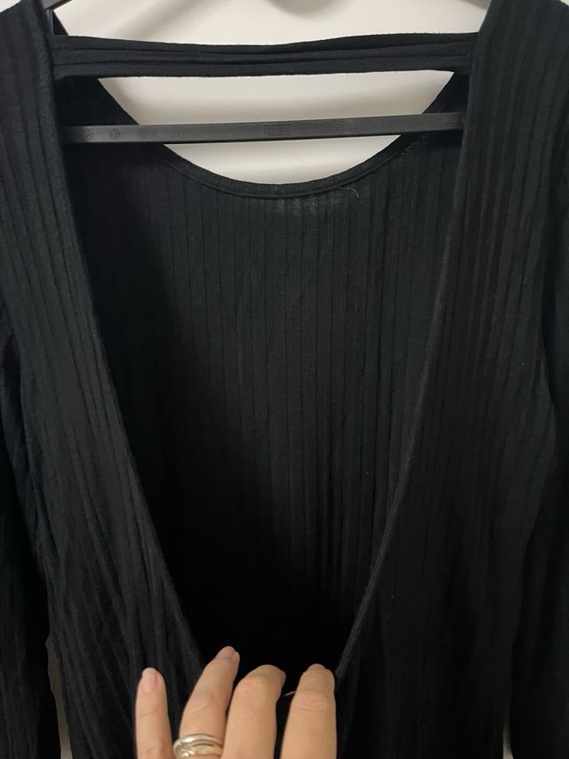 Camiseta negra espalda descubierta