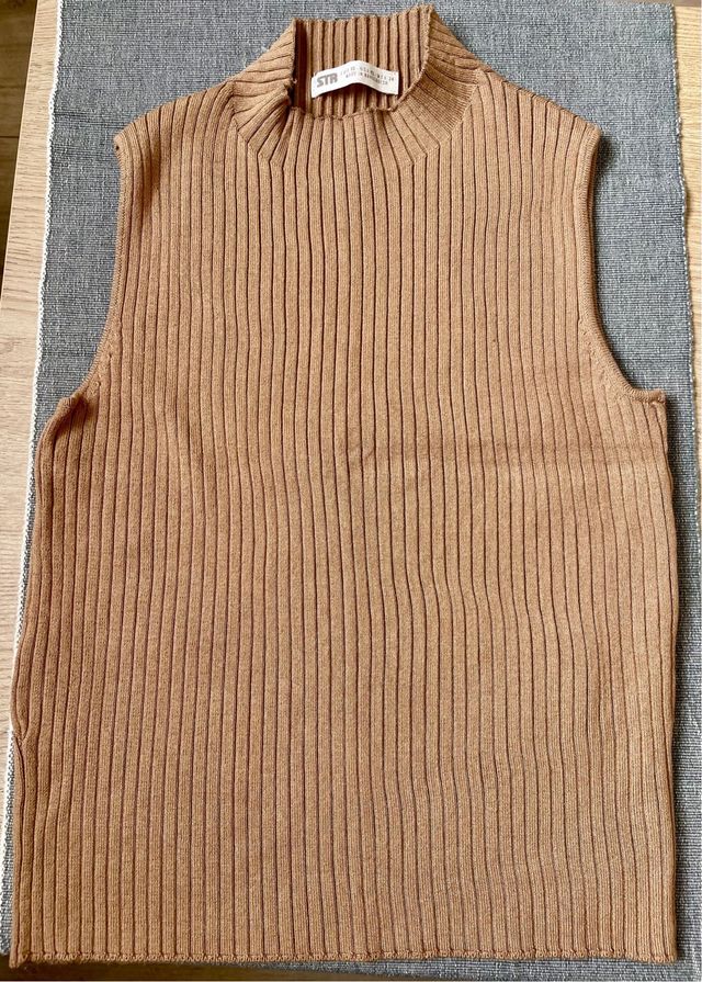 Top Stradivarius sin mangas cuello alto T.XS