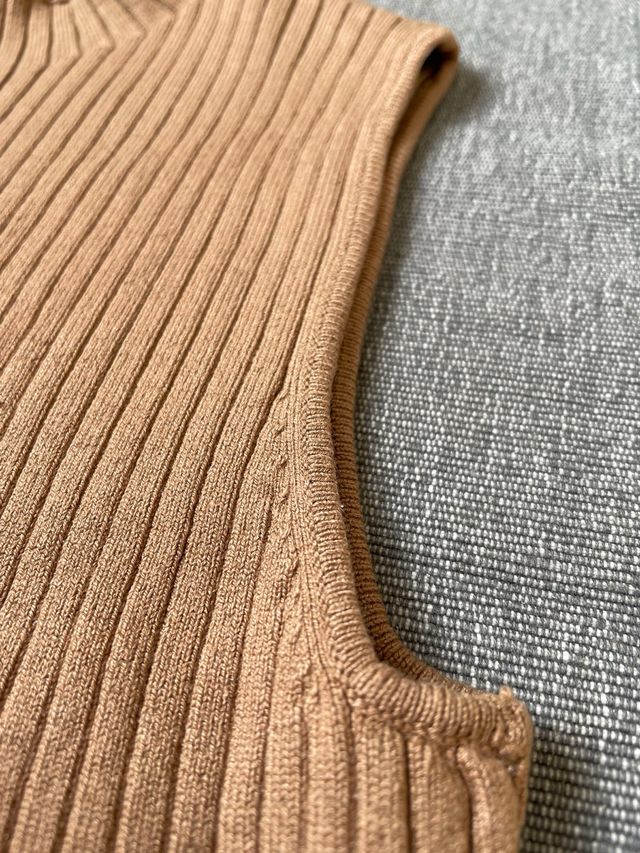 Top Stradivarius sin mangas cuello alto T.XS