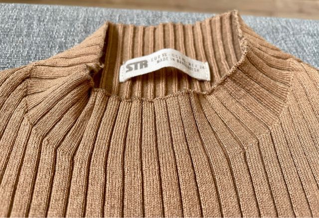 Top Stradivarius sin mangas cuello alto T.XS