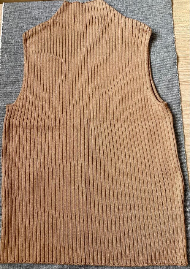 Top Stradivarius sin mangas cuello alto T.XS