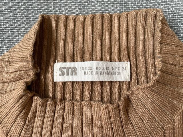 Top Stradivarius sin mangas cuello alto T.XS