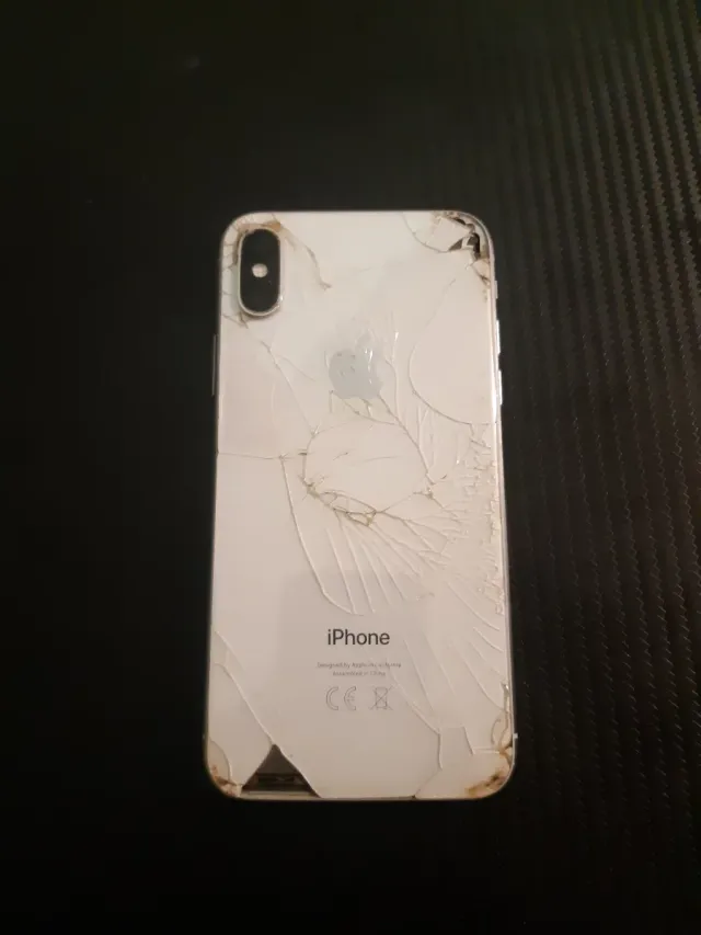 iPhone XS con schermo e retro rotti