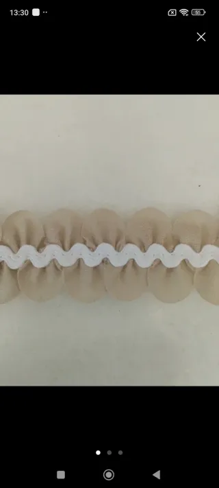 Adorno textil de pétalos y zigzag