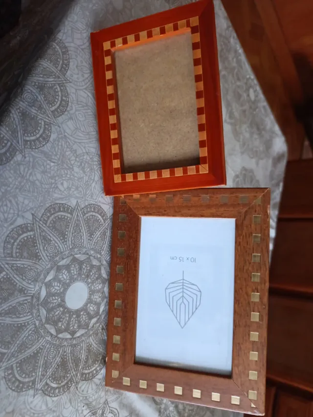 Marcos de fotos madera dorados y naranjas