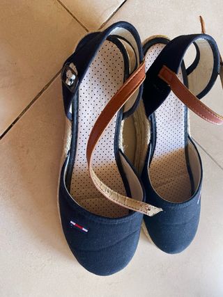 Sandalias Tommy Hilfiger Negras y Marrones