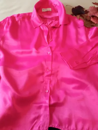 Camisa Bershka fucsia satinada