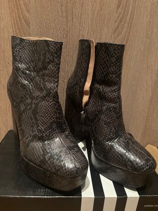 Botines negros con estampado de serpiente