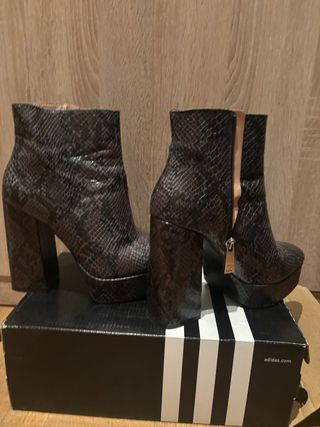 Botines negros con estampado de serpiente