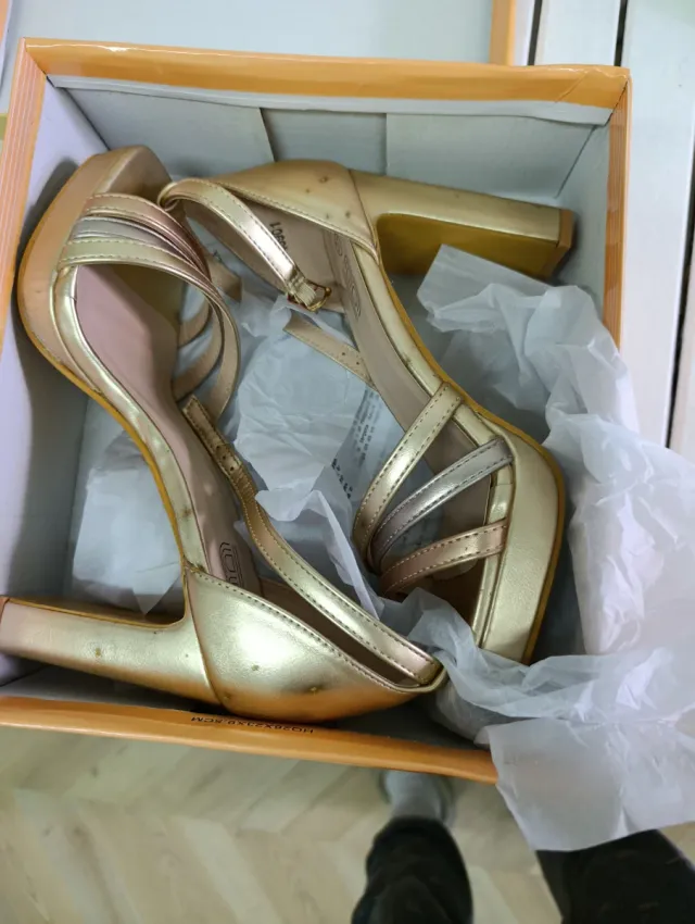 Sandalias doradas T.37