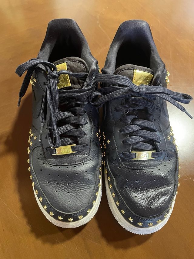 Nike Air Force 1 Negras con Estrellas Doradas