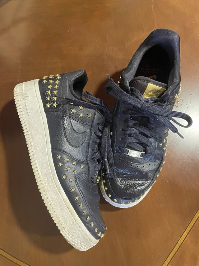 Nike Air Force 1 Negras con Estrellas Doradas