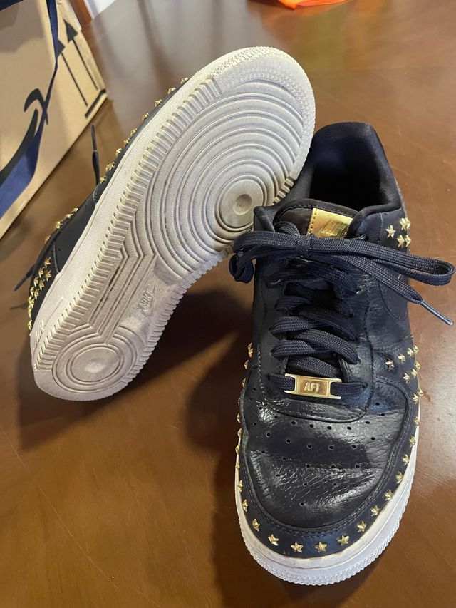 Nike Air Force 1 Negras con Estrellas Doradas