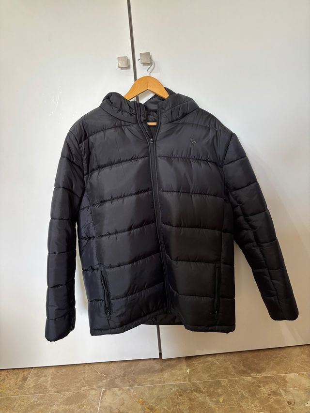 Abrigo negro con capucha