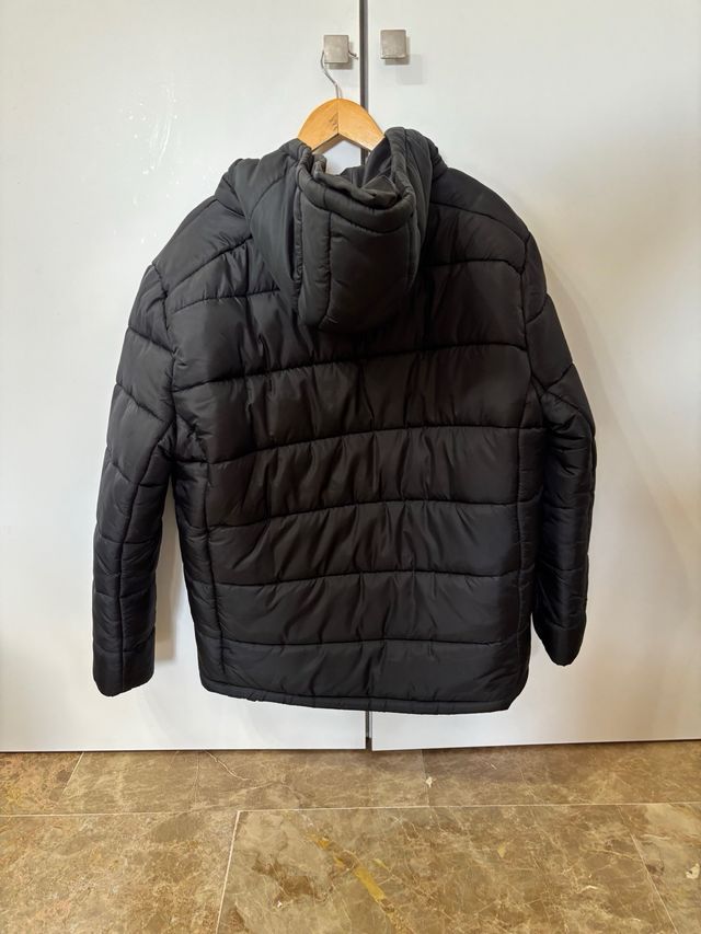 Abrigo negro con capucha