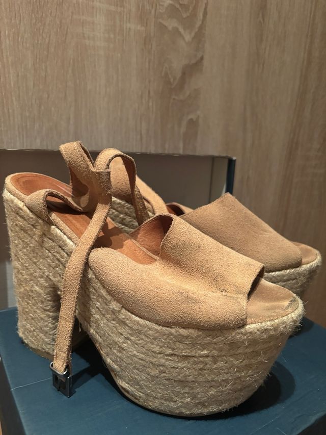 Sandalias de ante con cuña alta