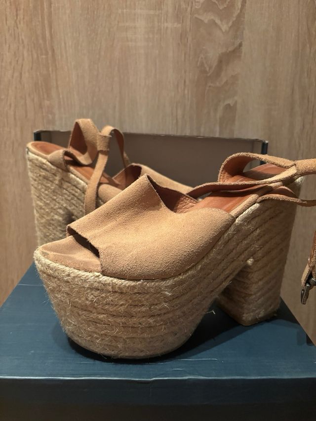 Sandalias de ante con cuña alta