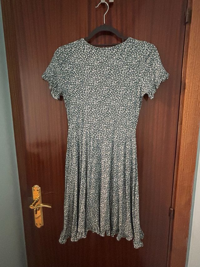 Vestido verde con estampado floral