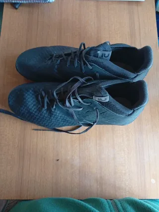 Botas de fútbol negras