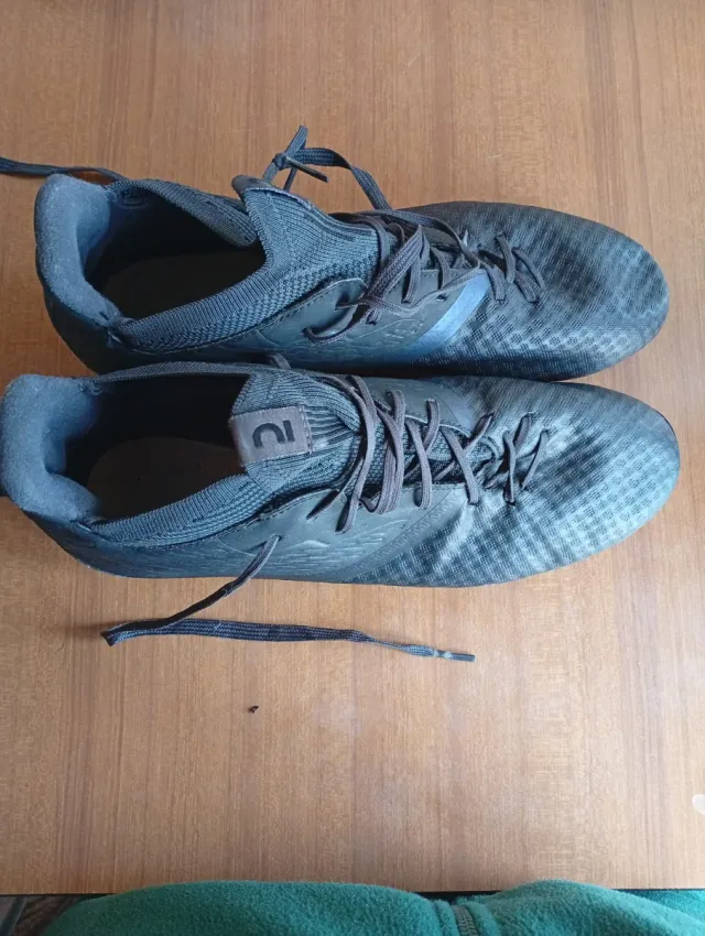 Botas de fútbol negras