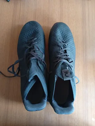 Botas de fútbol negras