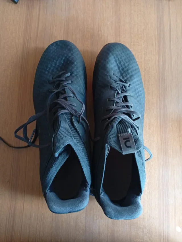 Botas de fútbol negras