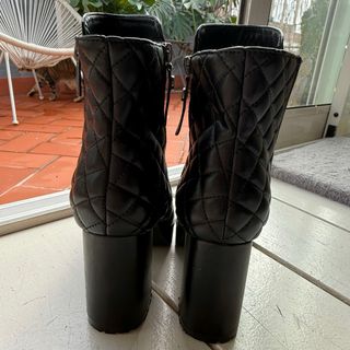 Botines negros con cremallera y tacón