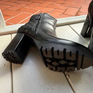 Botines negros con cremallera y tacón