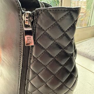 Botines negros con cremallera y tacón