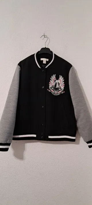 Chaqueta H&M Negra y Gris con Bordado