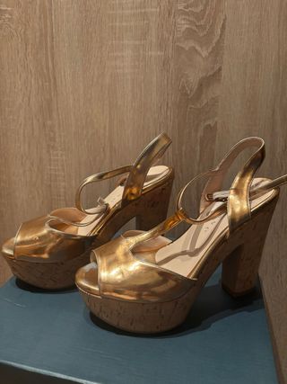 Sandalias doradas tacón plataforma