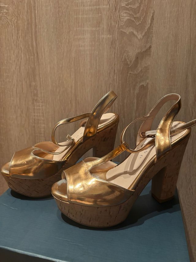 Sandalias doradas tacón plataforma