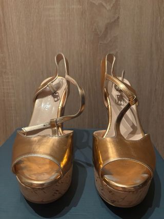 Sandalias doradas tacón plataforma