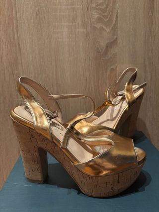 Sandalias doradas tacón plataforma