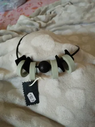 Collana feltro nero e gomma