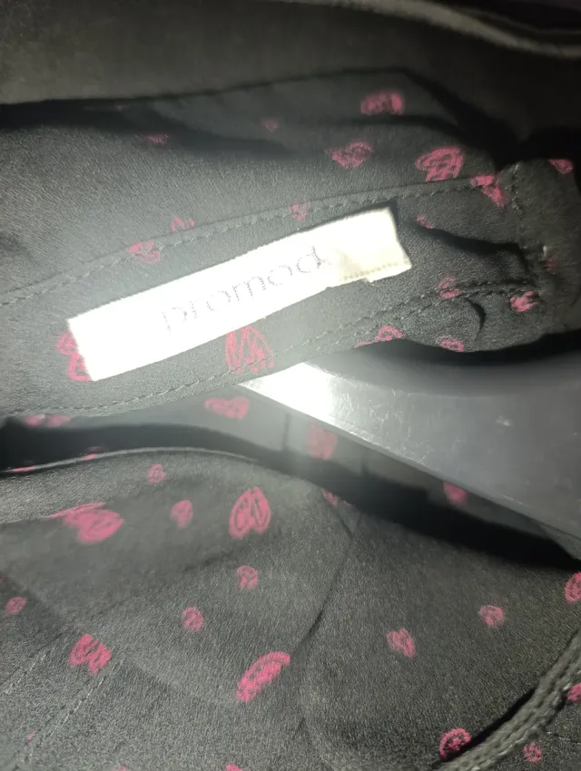Camisa negra con estampado de corazones rosas