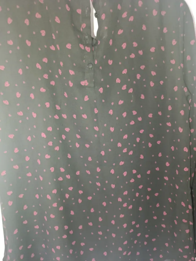 Camisa negra con estampado de corazones rosas