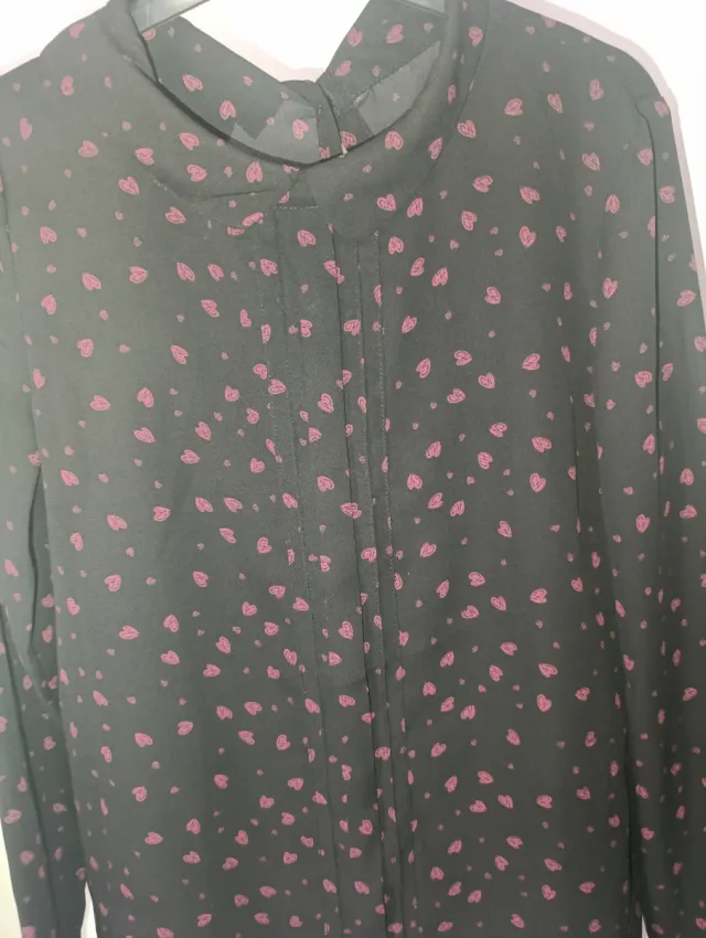 Camisa negra con estampado de corazones rosas