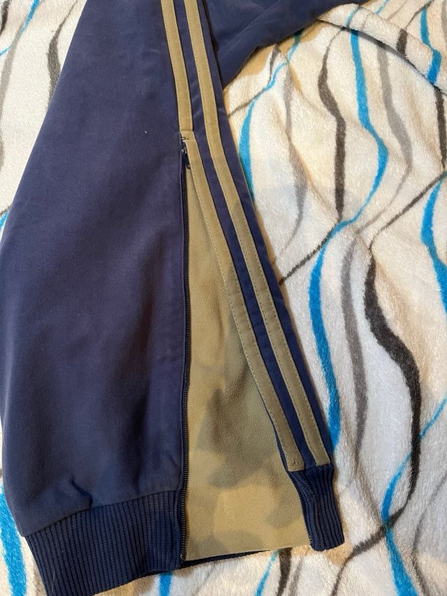 Pantalón Adidas Azul Marino Rayas Marrones