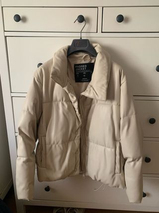 Plumífero beige acolchado