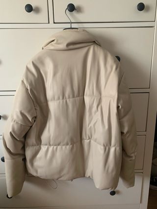 Plumífero beige acolchado