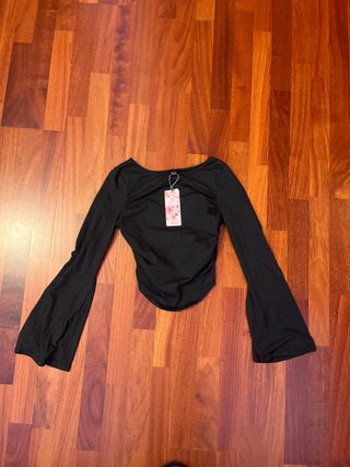 Camiseta negra manga acampanada