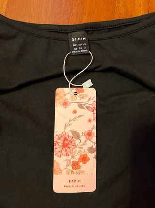 Camiseta negra manga acampanada