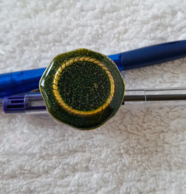 Anillo artesanal grande verde y dorado